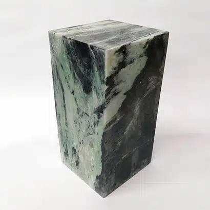 Speksteen, groen/zwart getekend, afmeting ca. 10x10x20 cm